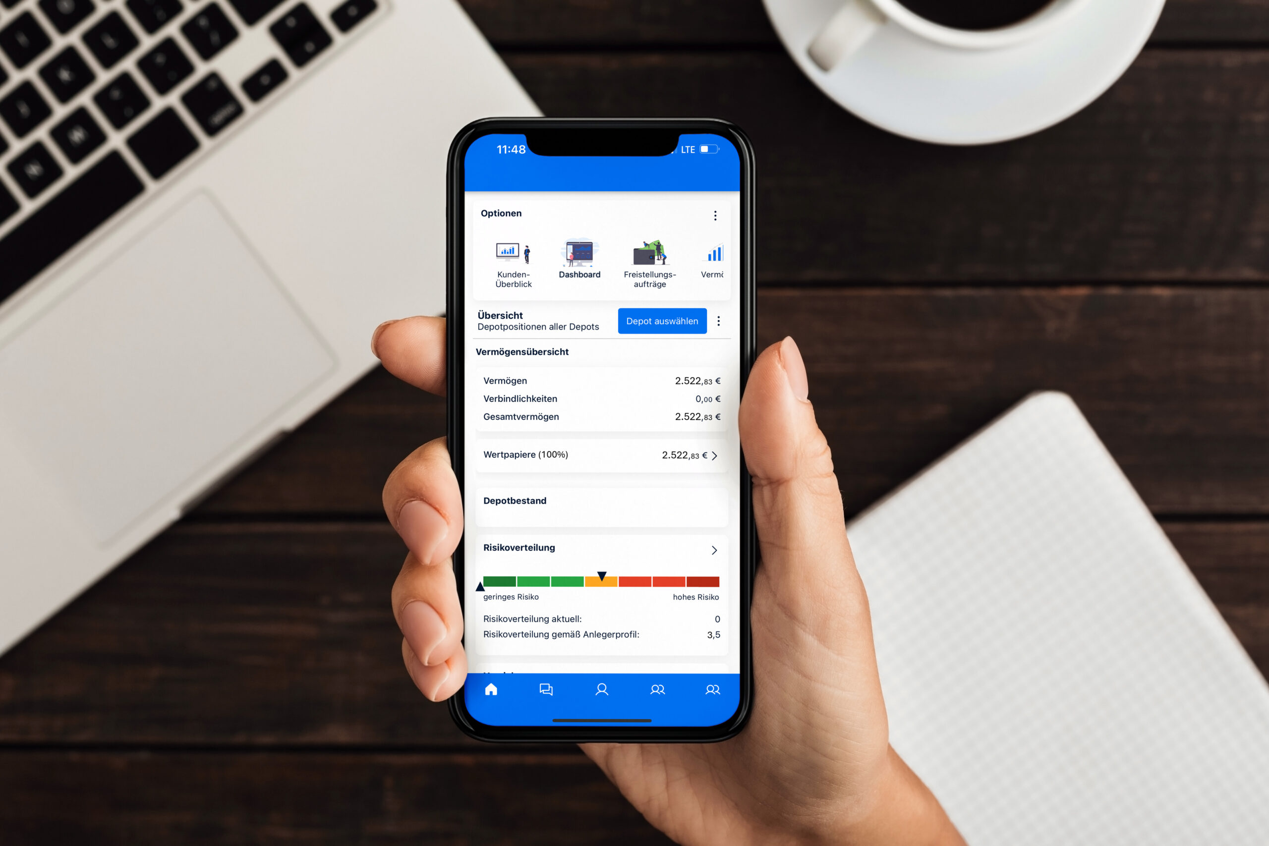 FinanceCloud iPhone mit dunklem Hintergrund